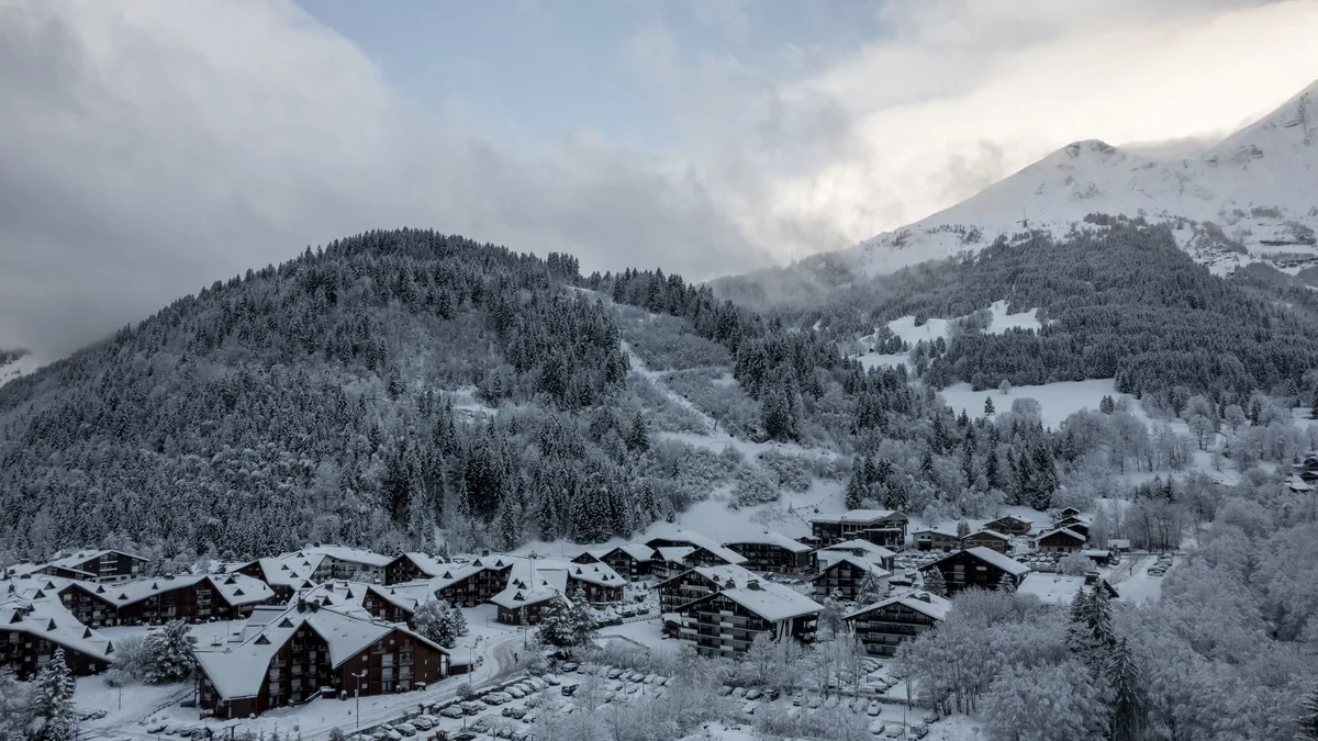 Vallées alpines où la couverture d'une eSIM France s'amenuise