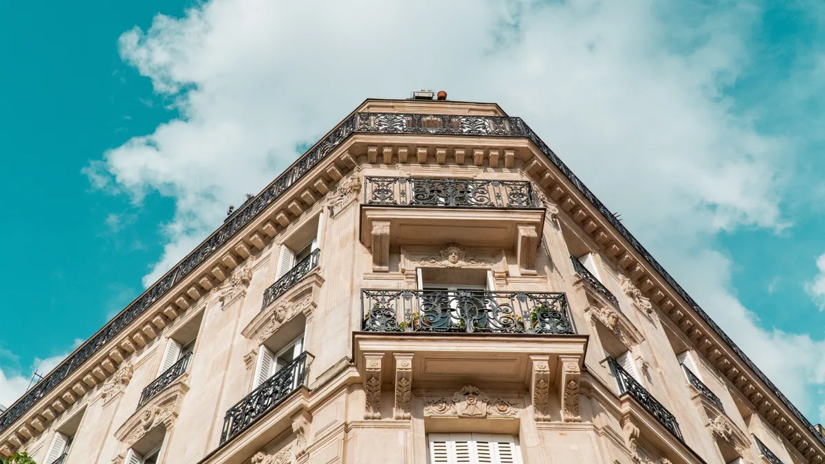 Rues de Paris, où une eSIM France profite d'une couverture dense